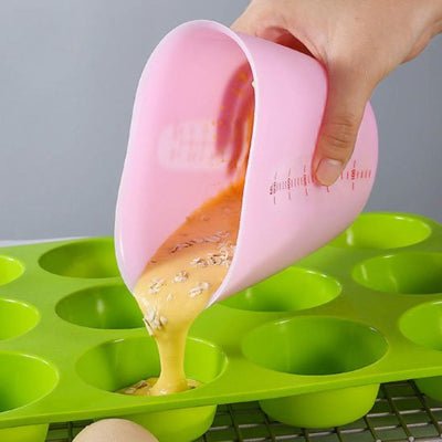 ana verse pate muffins dans moule avec verre mesureur gradué silicone