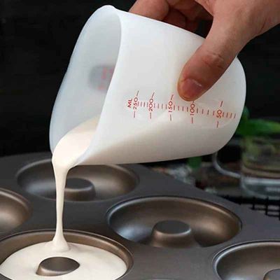 nana verse pate gateau avec verre mesureur gradue silicone